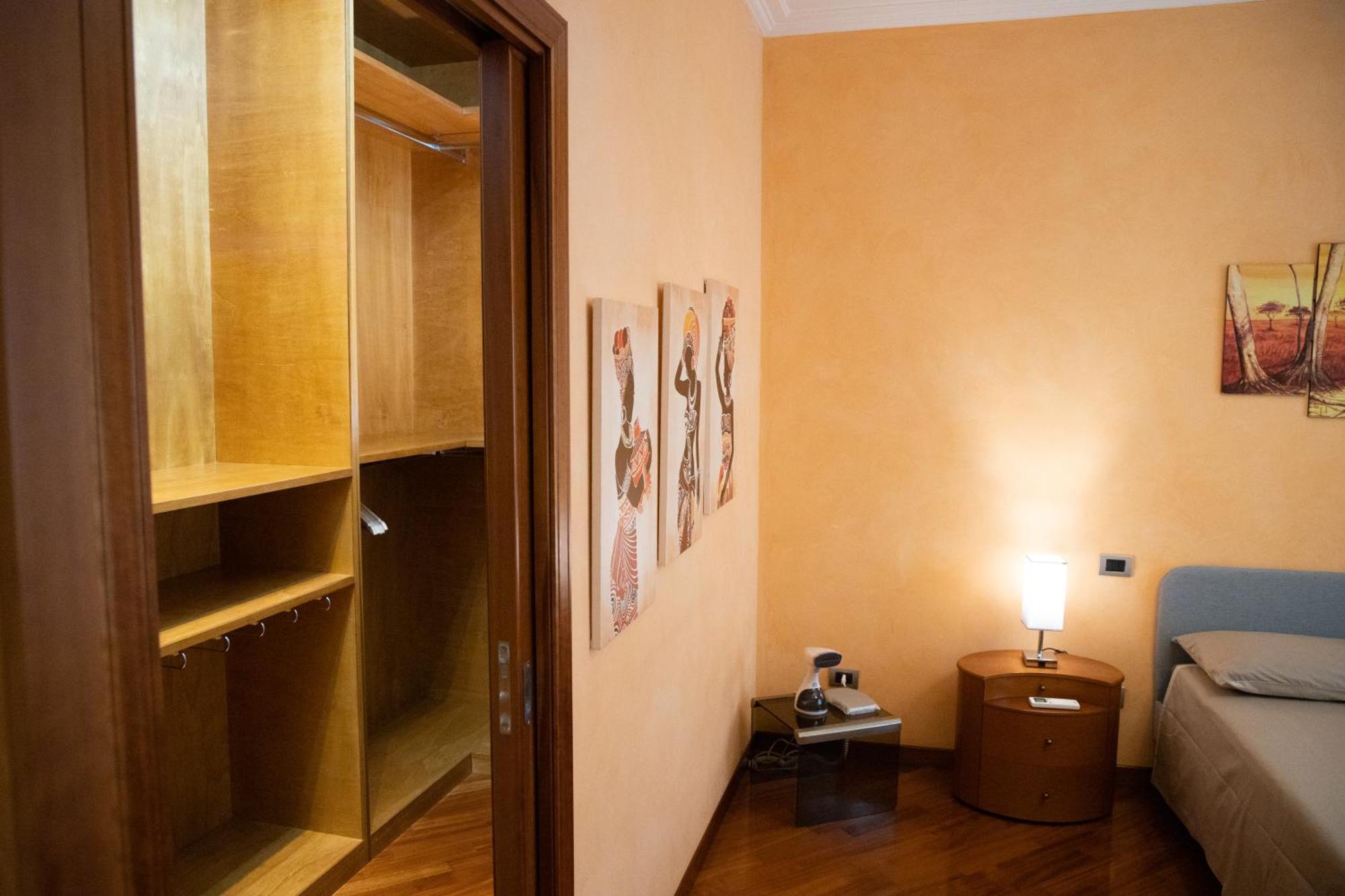 Holiday House Sabina Napoli Esterno foto